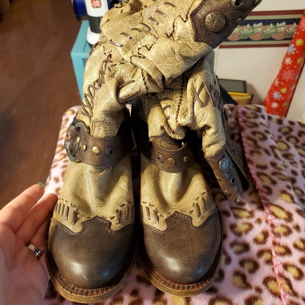 Women's sz. 8.5 boots